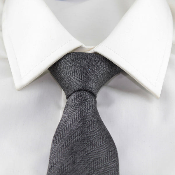 Cravate en soie tissée à chevrons gris anthracite