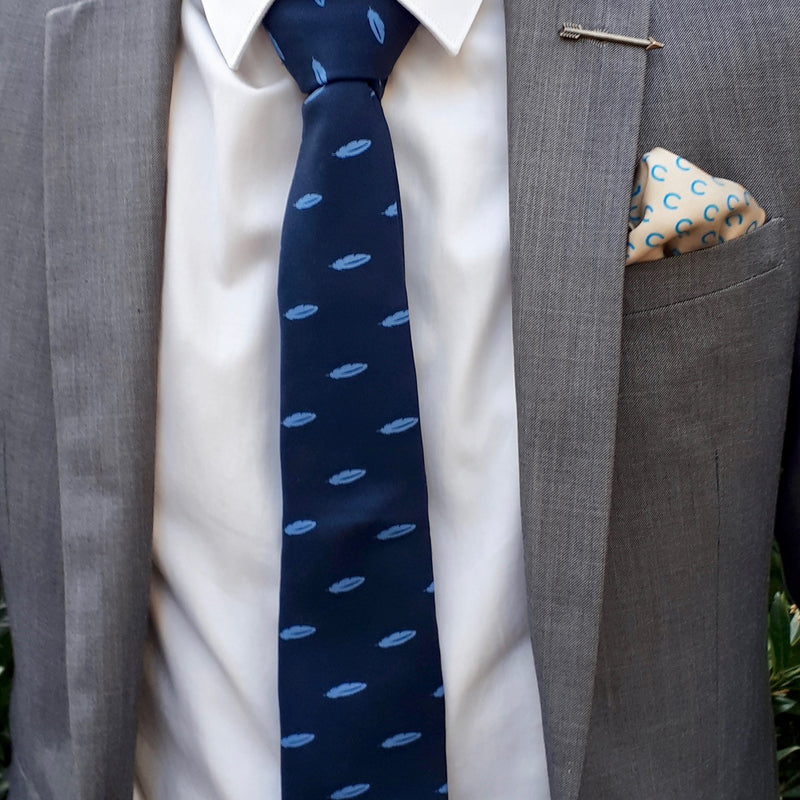 Cravate en soie tissée bleu à plumes