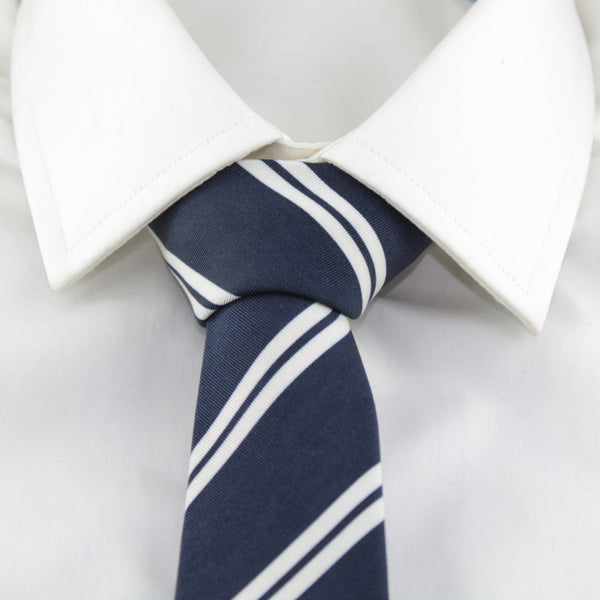 Cravate en popeline de soie bleu marine motif club