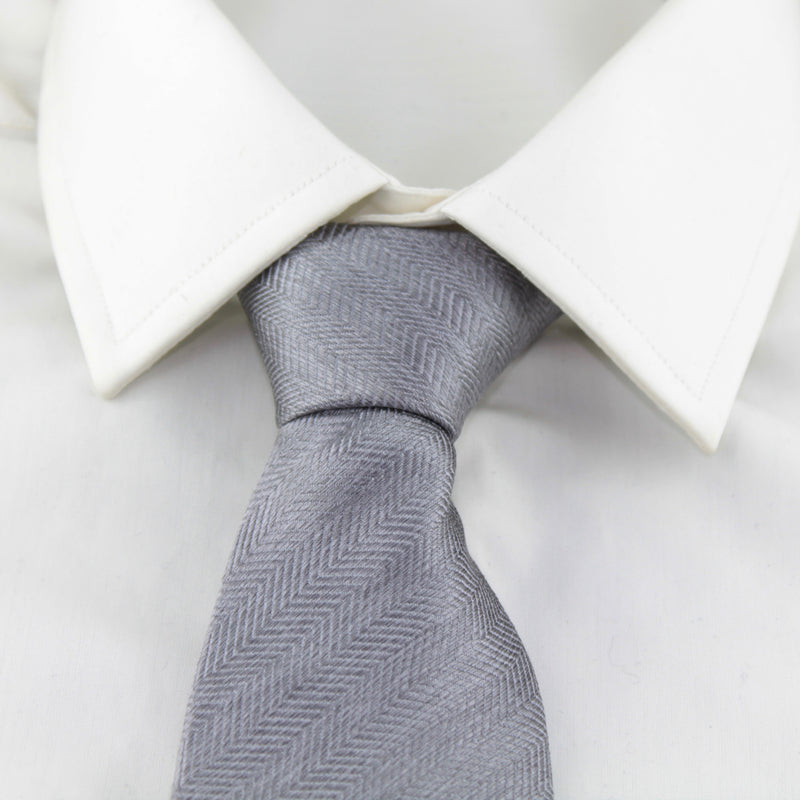 Cravate en soie tissée à chevrons gris clair