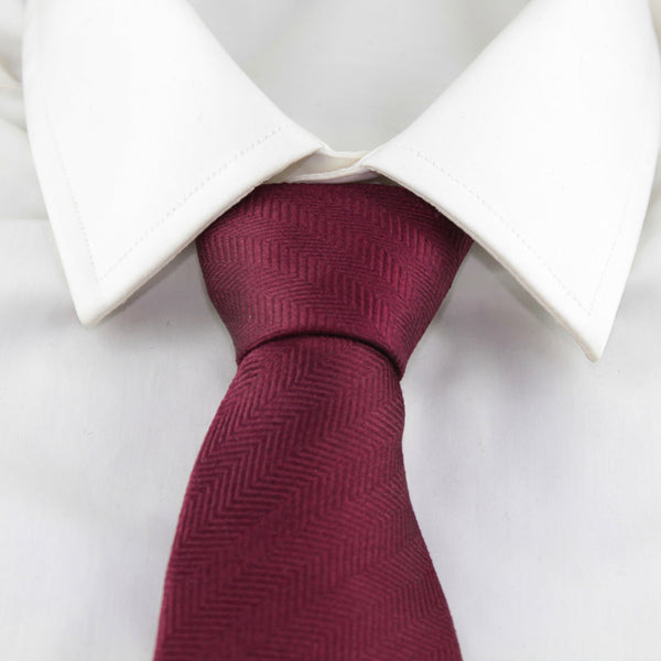 Cravate en soie tissée à chevrons rouge