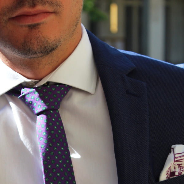 Cravate en popeline de soie violette motif fleurs