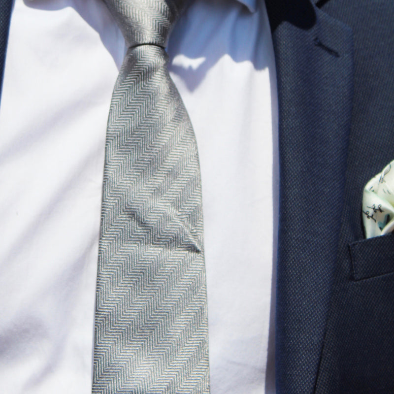 Cravate en soie tissée à chevrons gris clair