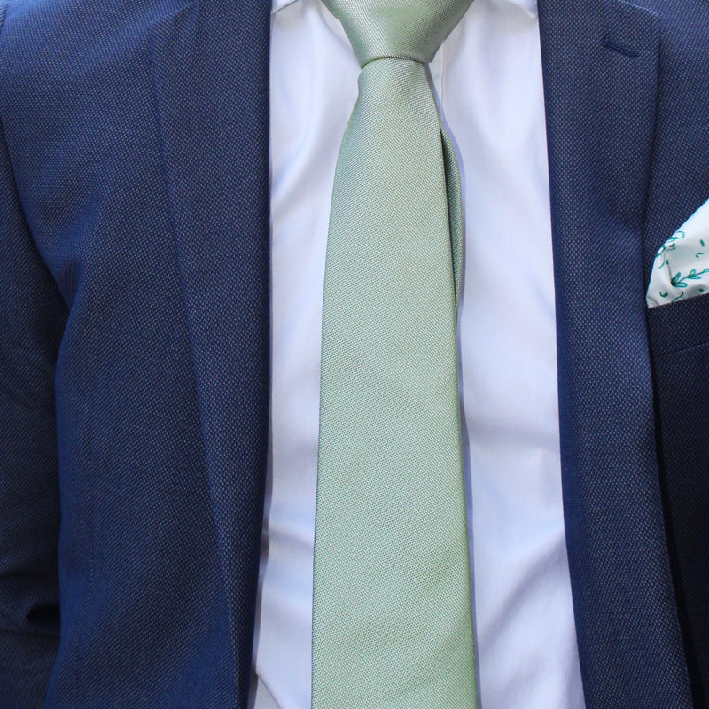 Cravate en soie tissée vert pastel